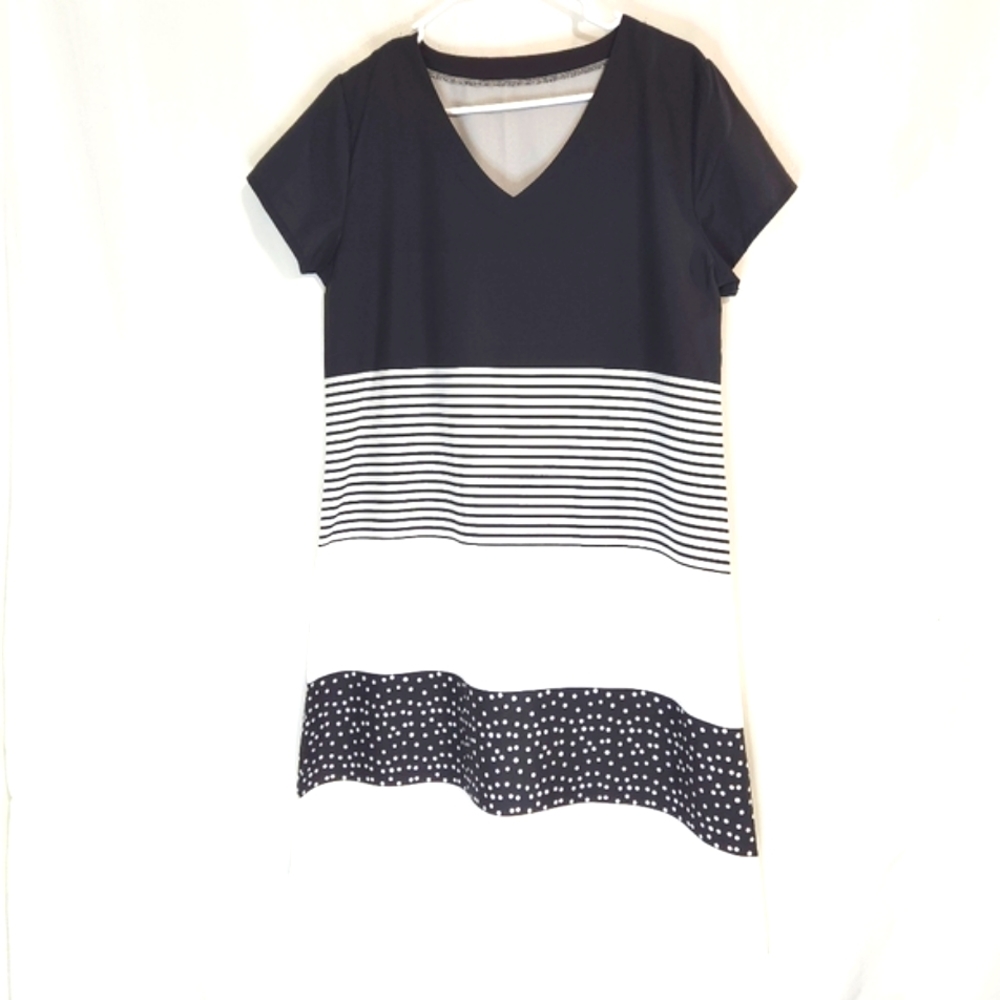 BLACK AND WHITE LIGHT WEIGHT DRESS 👀SEE PICTURES FOR MEASUREMENT